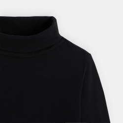 Long-sleeved turtleneck shirt